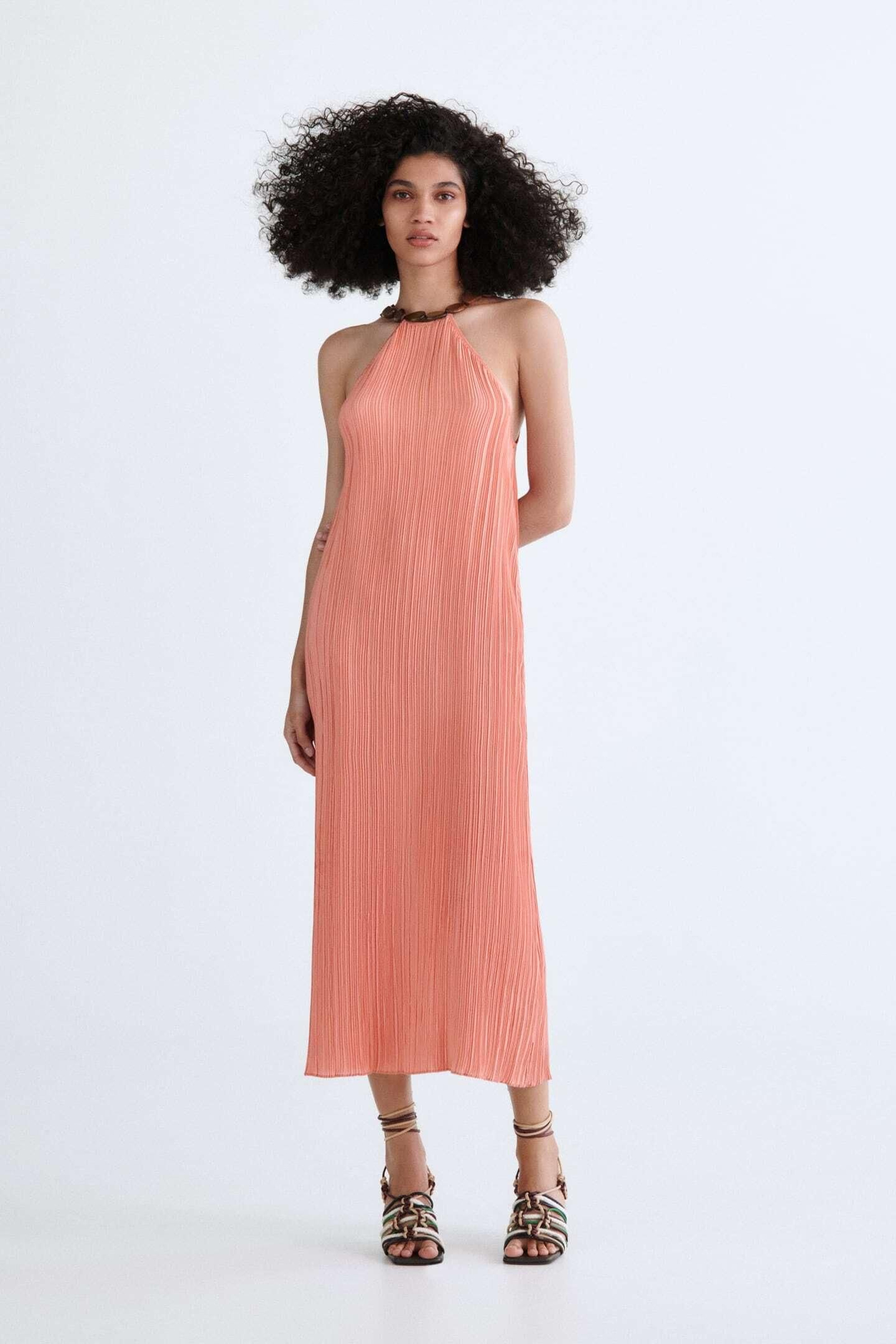 El vestido de verano de cuello halter de Zara. El vestido de verano de cuello halter de Zara.