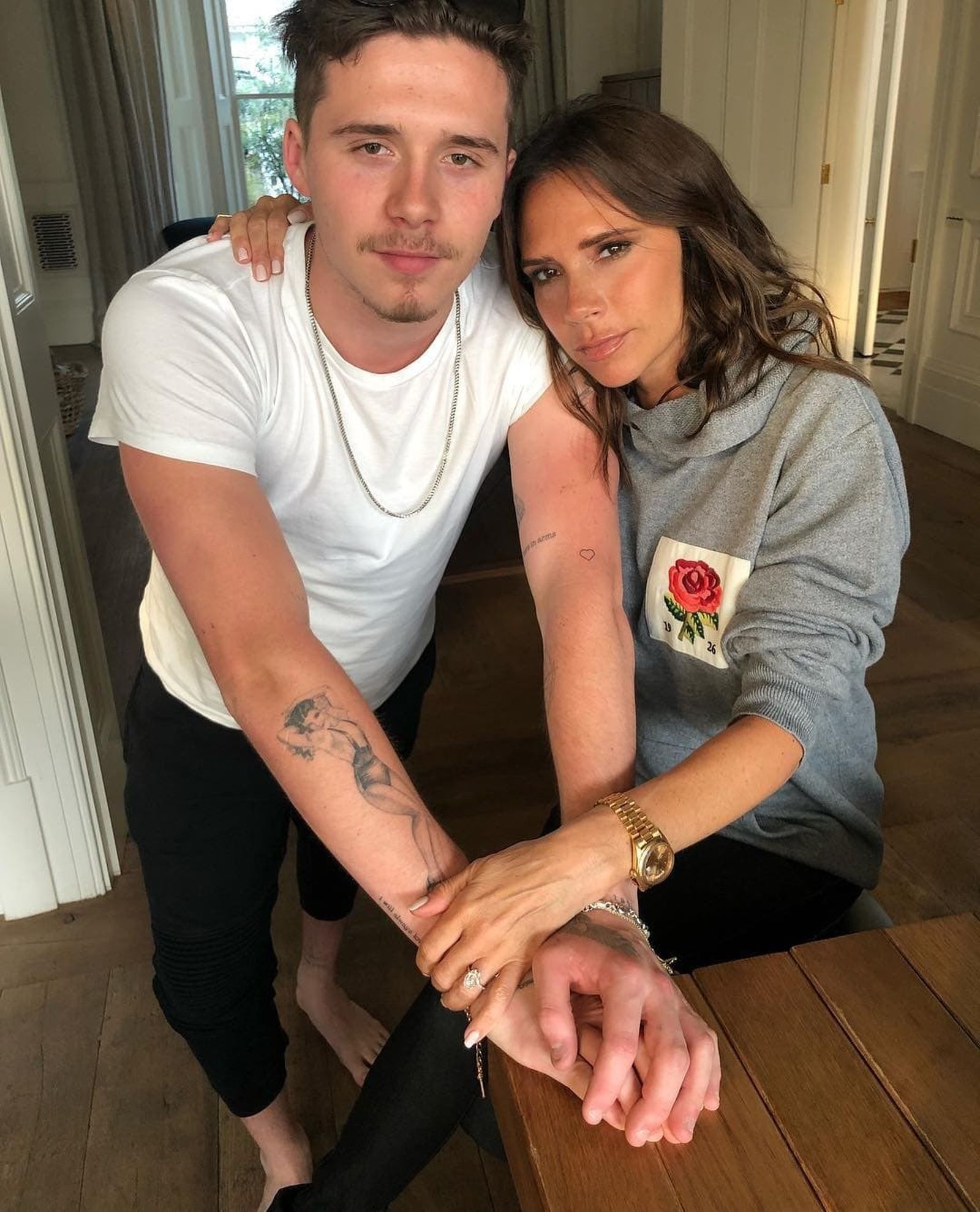 Victoria Beckham con su hijo mayor, Brooklyn.