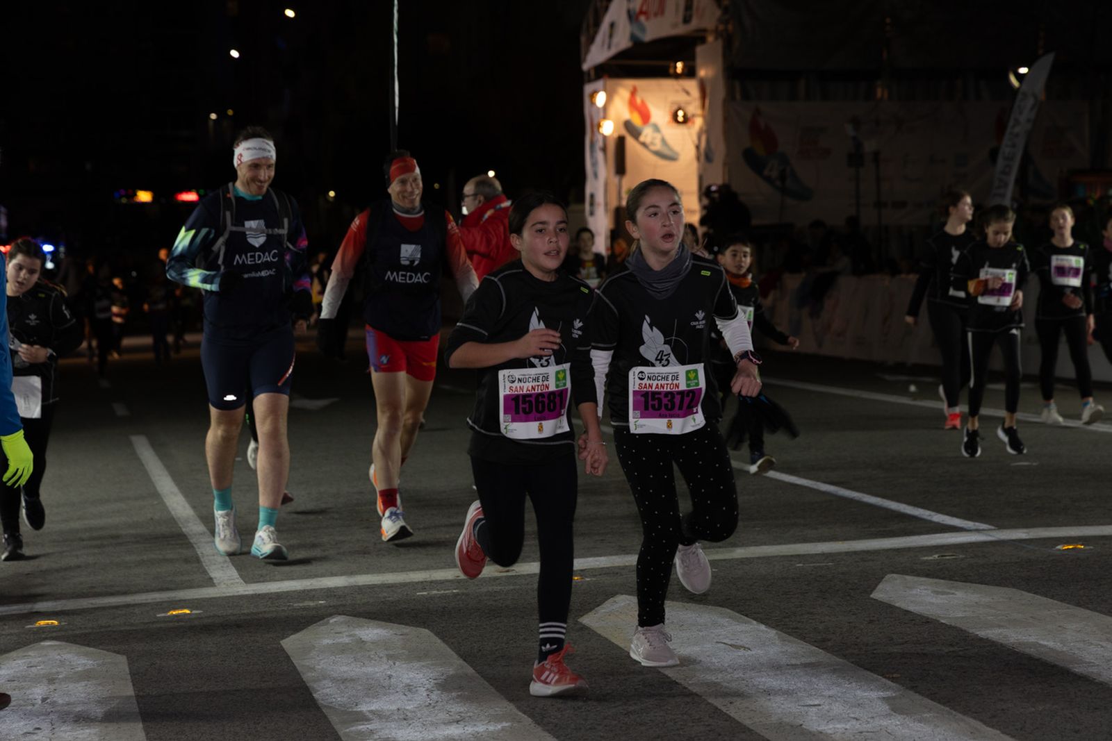 En imágenes: 2.000 atletas brillan con luz propia en la infantil de la Carrera de San Antón 2026