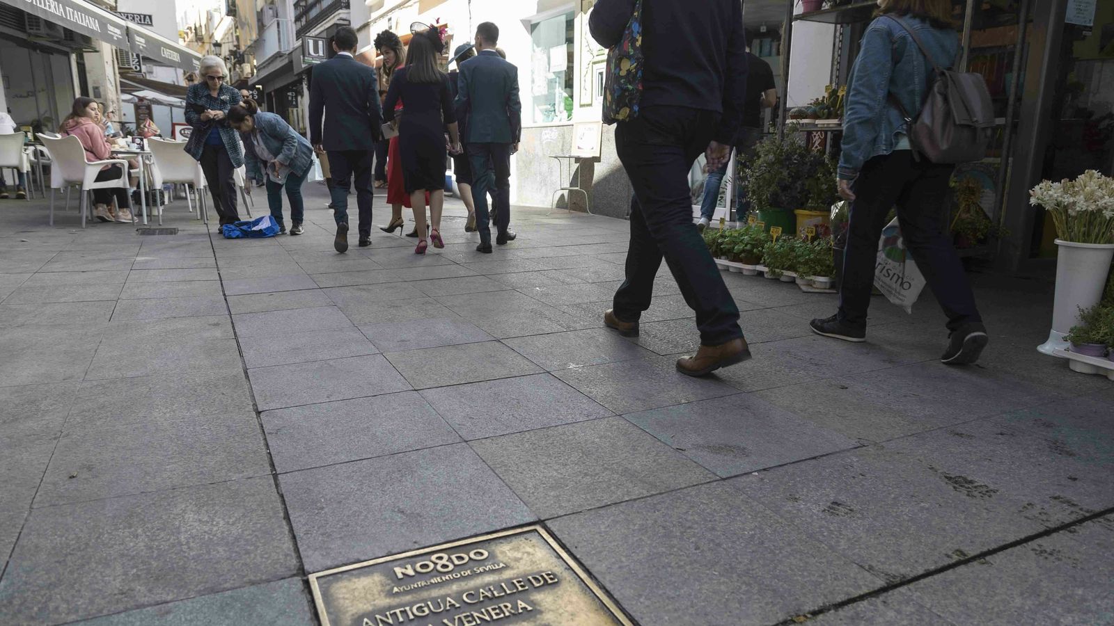 Invitados para una boda acaban de pasar por el Kilómetro 0.