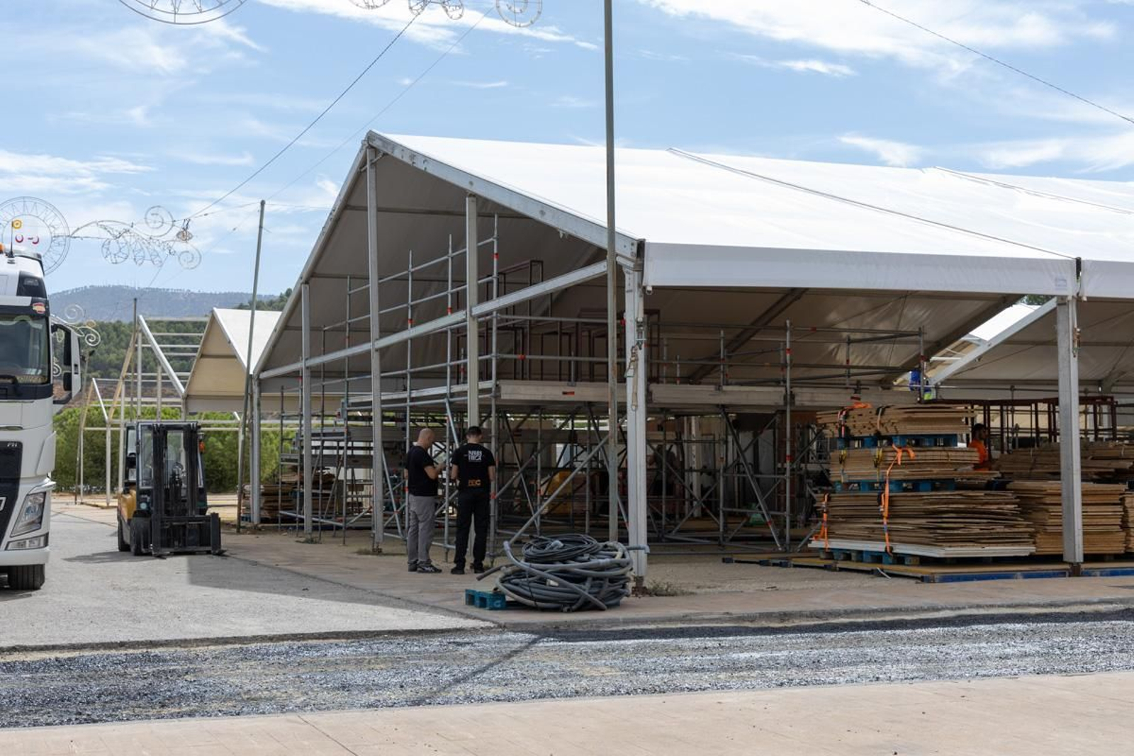 Montaje de casetas de la Feria de San Lucas, en imágenes