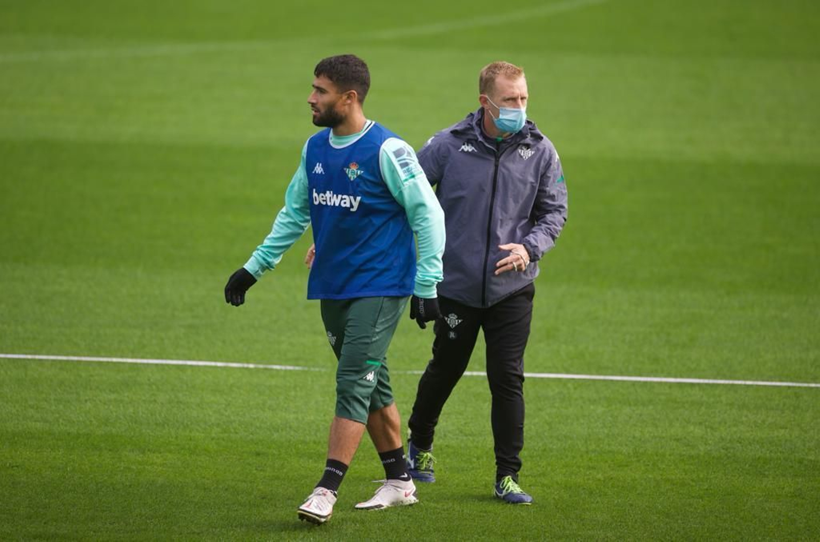 Nabil Fekir, protegido con guantes, en el entrenamiento de hoy.