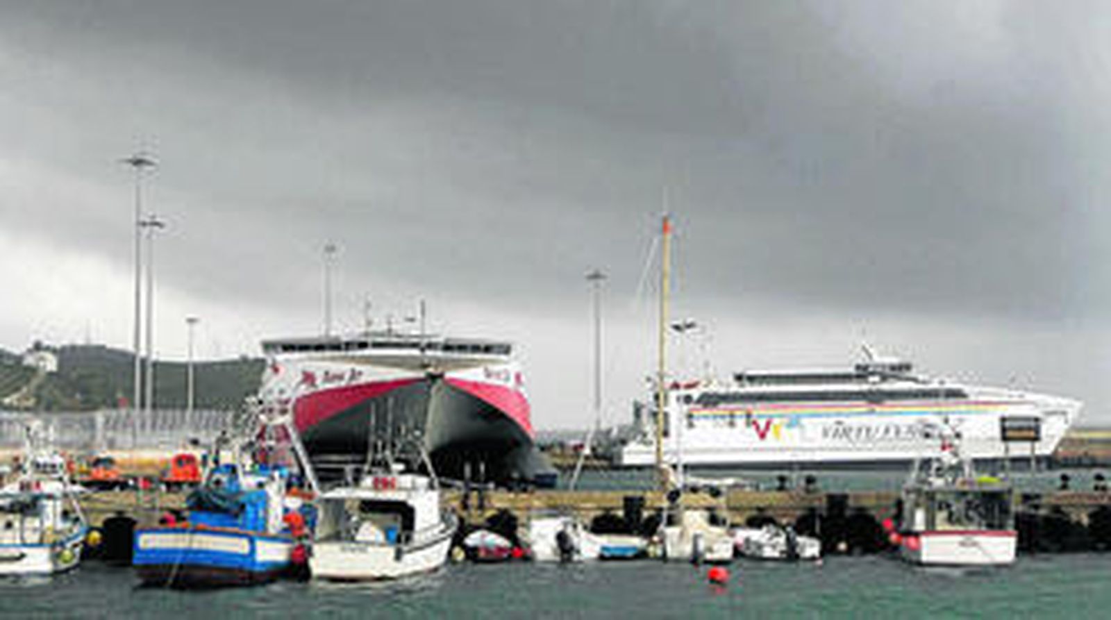 Imagen de los ferris y buques pesqueros atracados en el puerto de Tarifa, ayer a mediodía.