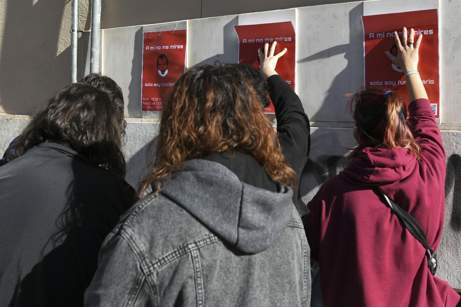 Sentada y pegada de carteles contra la "mala praxis" de un profesor de la UGR