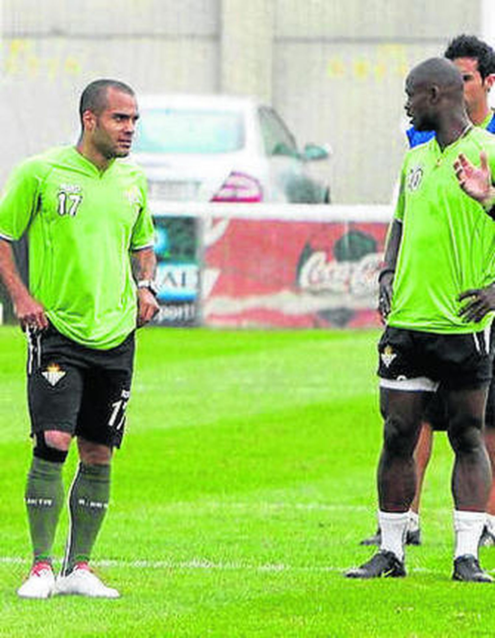 Odonkor mira a Emana.