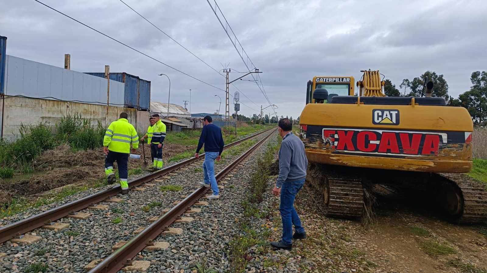 Miguel Beltrán y Horacio Valverde revisando los daños en las vías del tren que pasan por el término municipal sanjuanero. Miguel Beltrán y Horacio Valverde revisando los daños en las vías del tren que pasan por el término municipal sanjuanero.