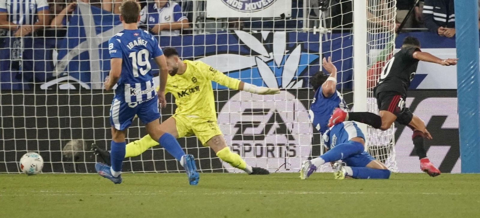 Alexis Sánchez marca con un excelente golpeo tras el centro de José Ángel el definitivo 1-2.