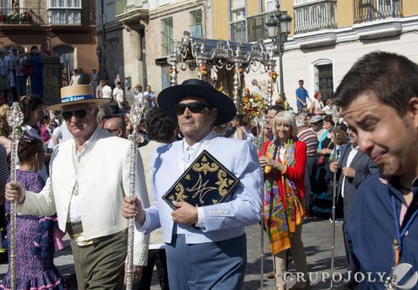 El Simpecado de la capital inicia su camino mientras las primeras hermandades gaditanas alcanzan Bajo de Guía. 

Foto: Joaquin Hernandez Kiki