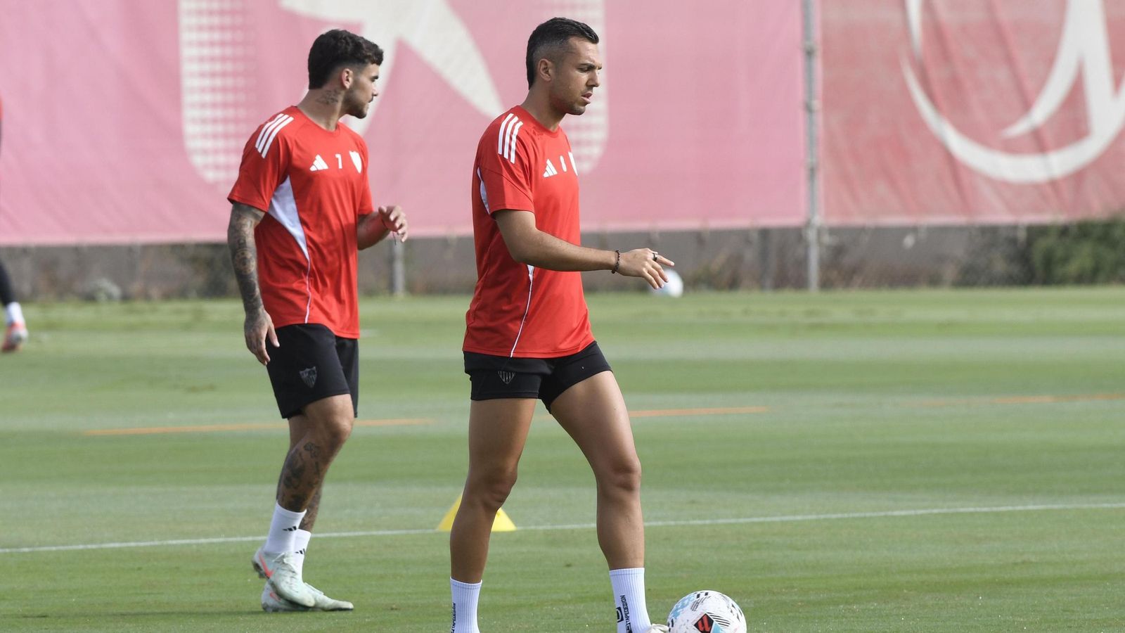 Isaac y Joan Jordán, durante un entrenamiento del Sevilla.