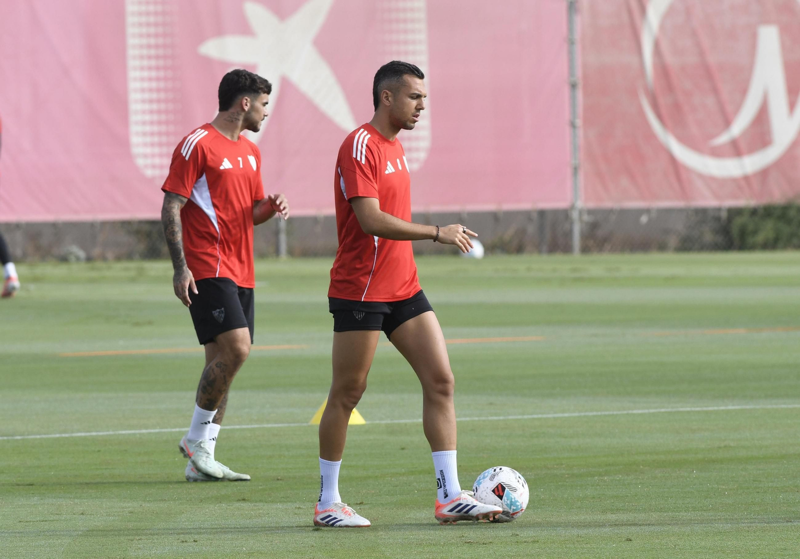 Isaac y Joan Jordán, durante un entrenamiento del Sevilla.