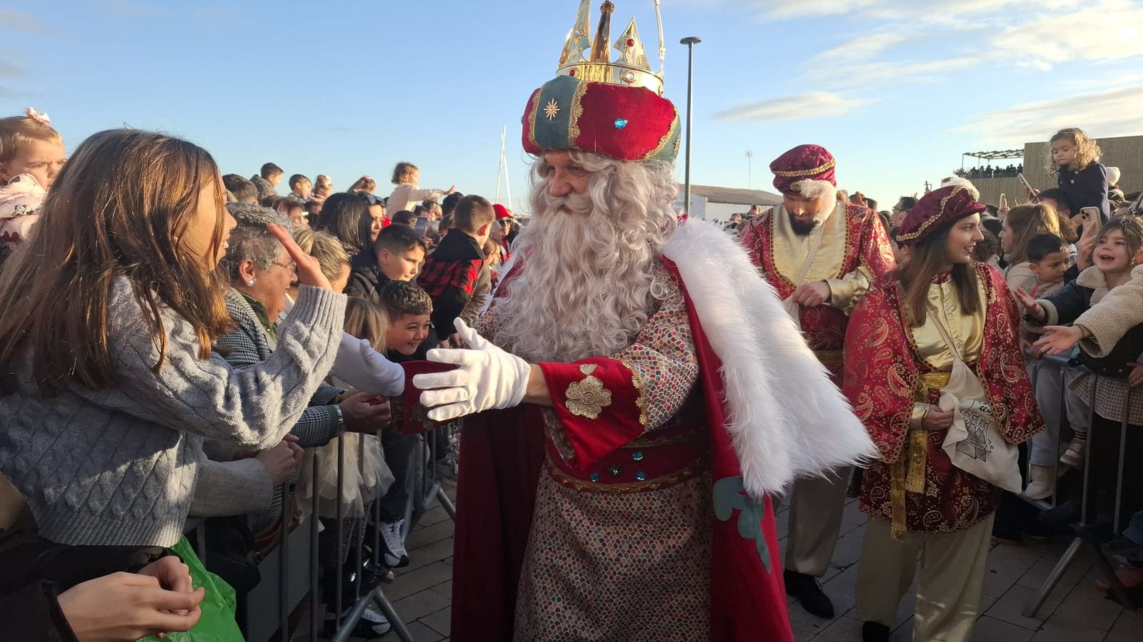 El Rey Melchor tras bajar del helicóptero