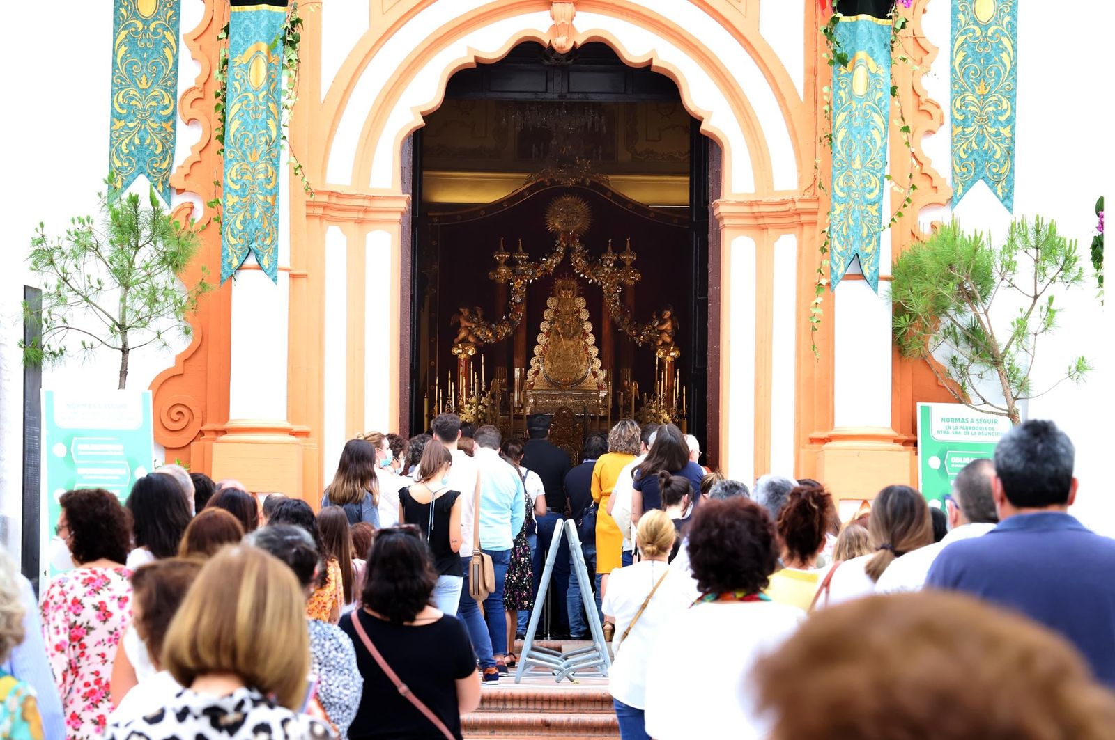 Los devotos acuden a venerar a la Virgen del Rocío en la parroquia de Almonte.