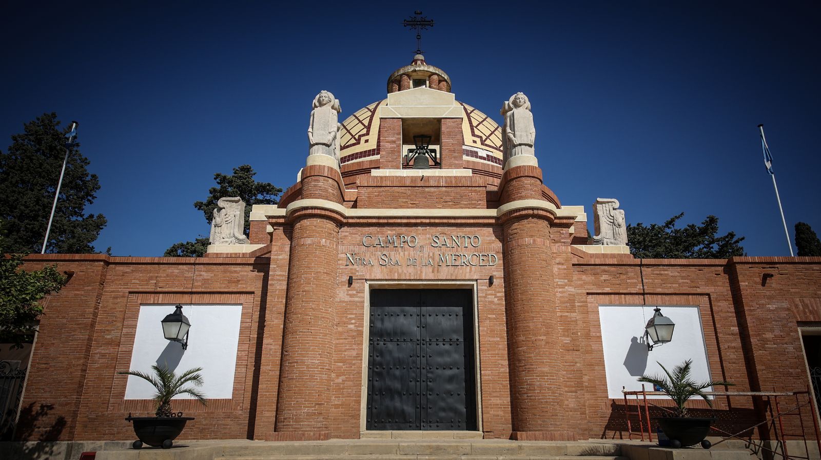 Día de recuerdo y emociones en el cementerio de Jerez