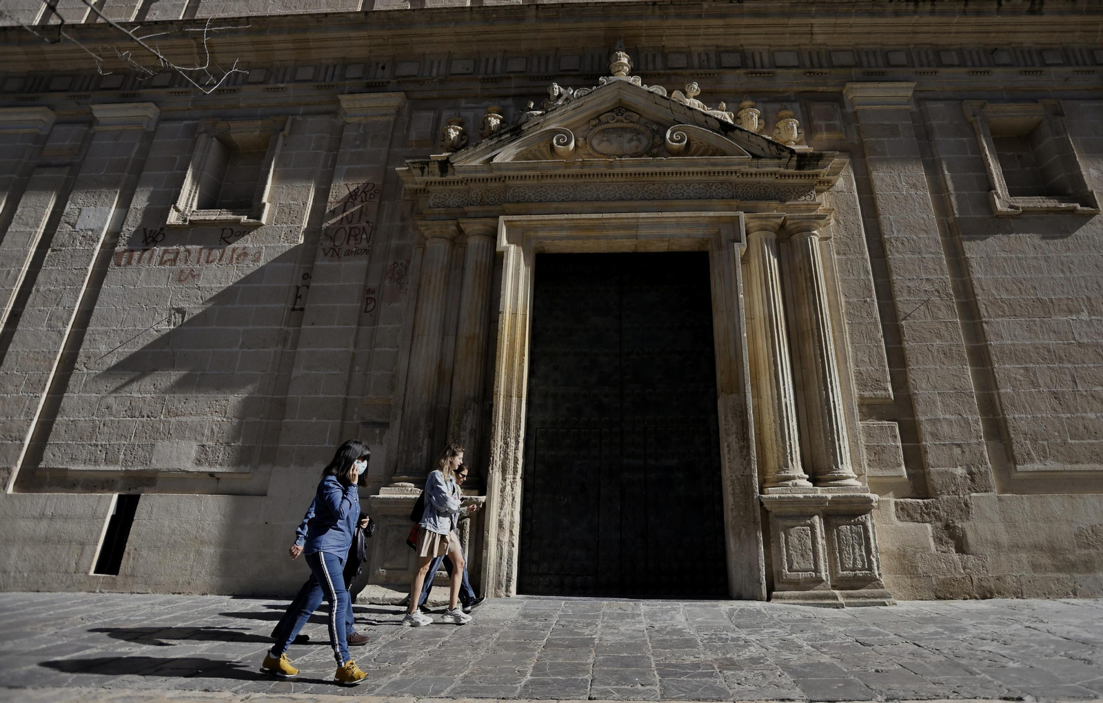 La puerta de la Parroquia del Sagrario de la Catedral.