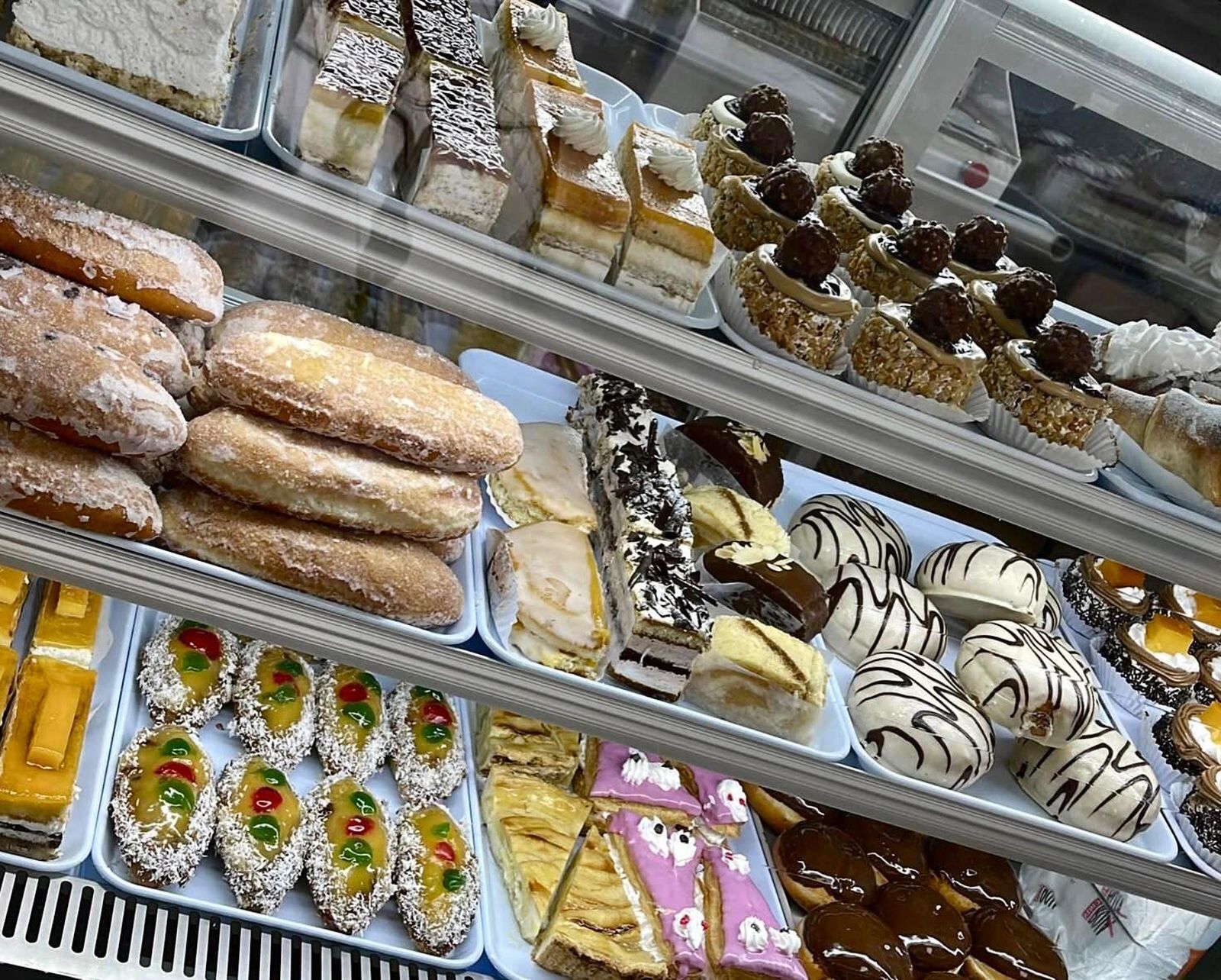 Vitrina de dulces de El Perchitero, en La Barca (Jerez).