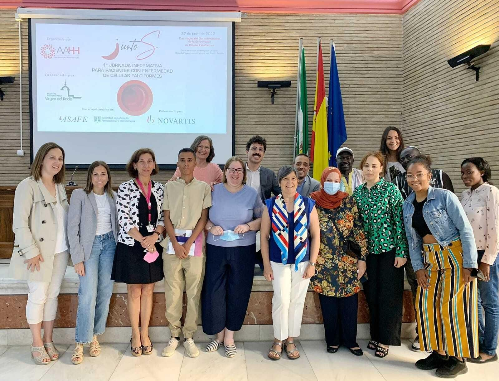 Foto de familia de los asistentes a la primera jornada dirigida a pacientes con una enfermedad rara de la sangre.