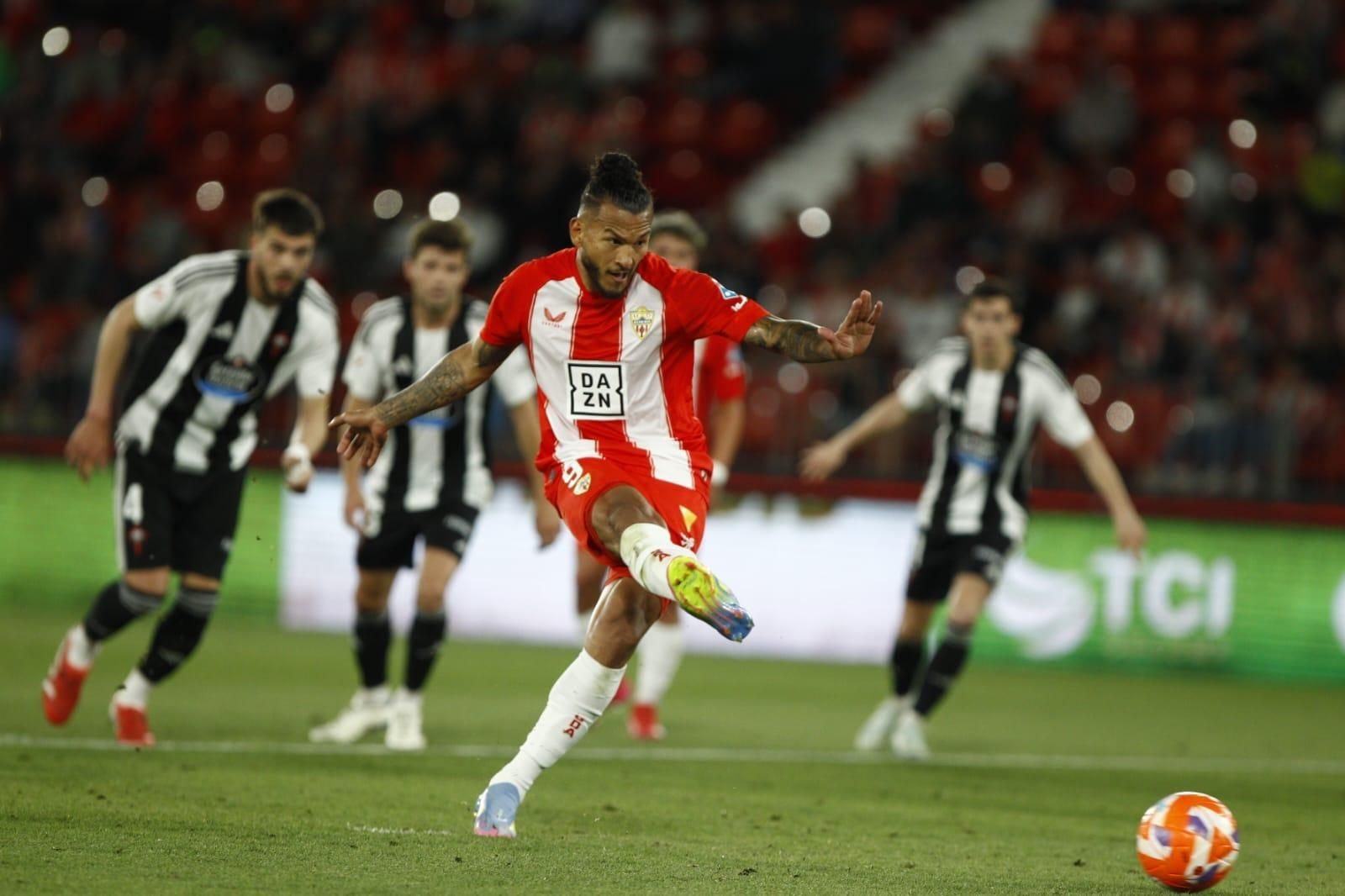 Luis Suárez ejecuta el penalti del 1-0, provocado por él mismo