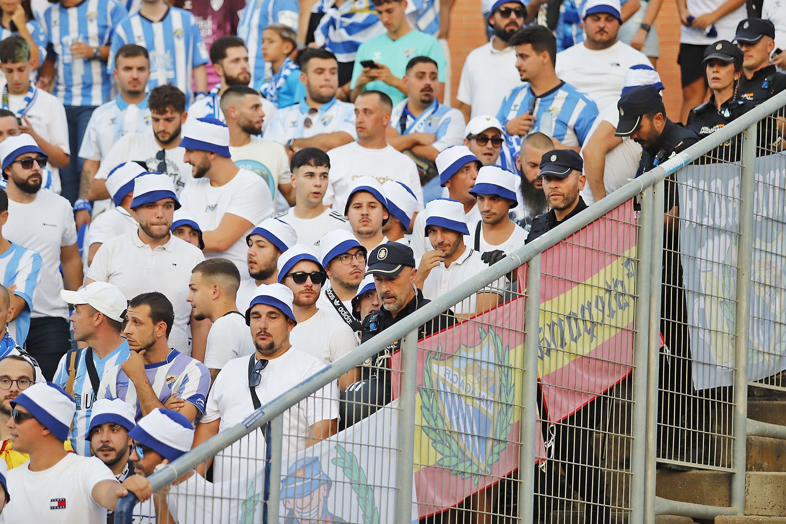 Ambiente en las gradas del Nuevo Colombino en el Recreativo de Huelva y Málaga