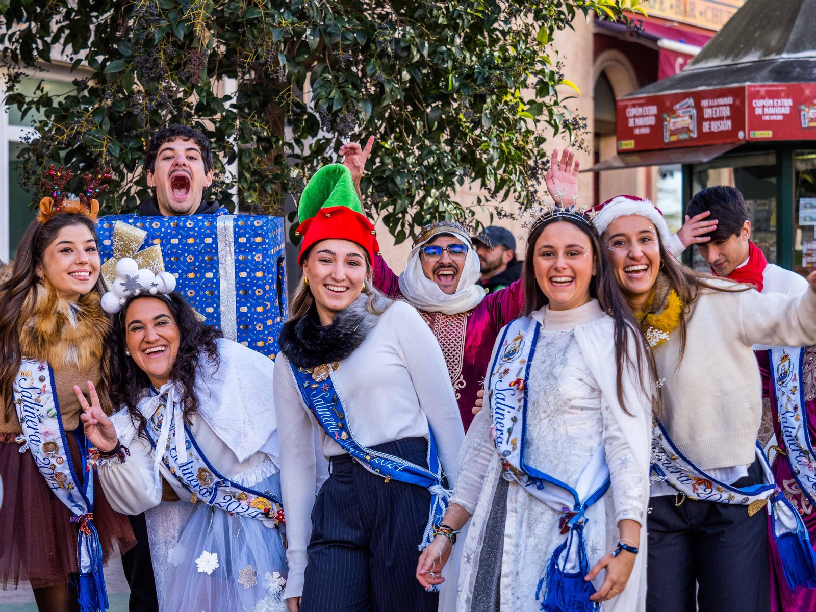 La Caravana Solidaria recoge cientos de regalos para echar una mano a los Reyes Magos en San Fernando