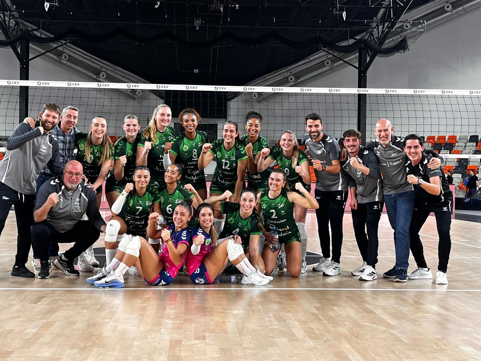Las jugadoras del Fundación Cajasol Andalucía celebran su clasificación en Bratislava.