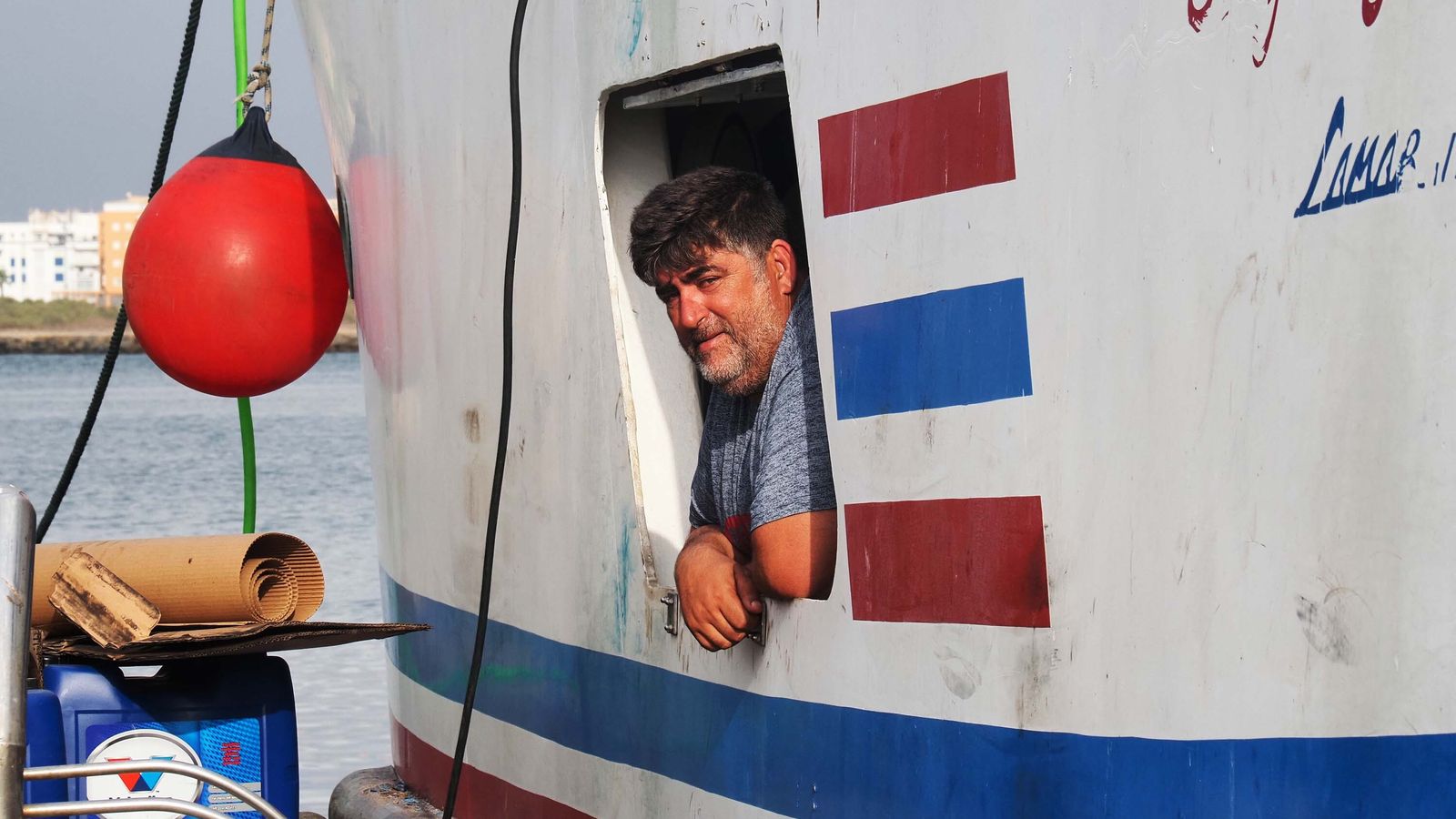 Un marinero aprovecha el amarre de la flora para realizar tareas de mantenimiento en un buque