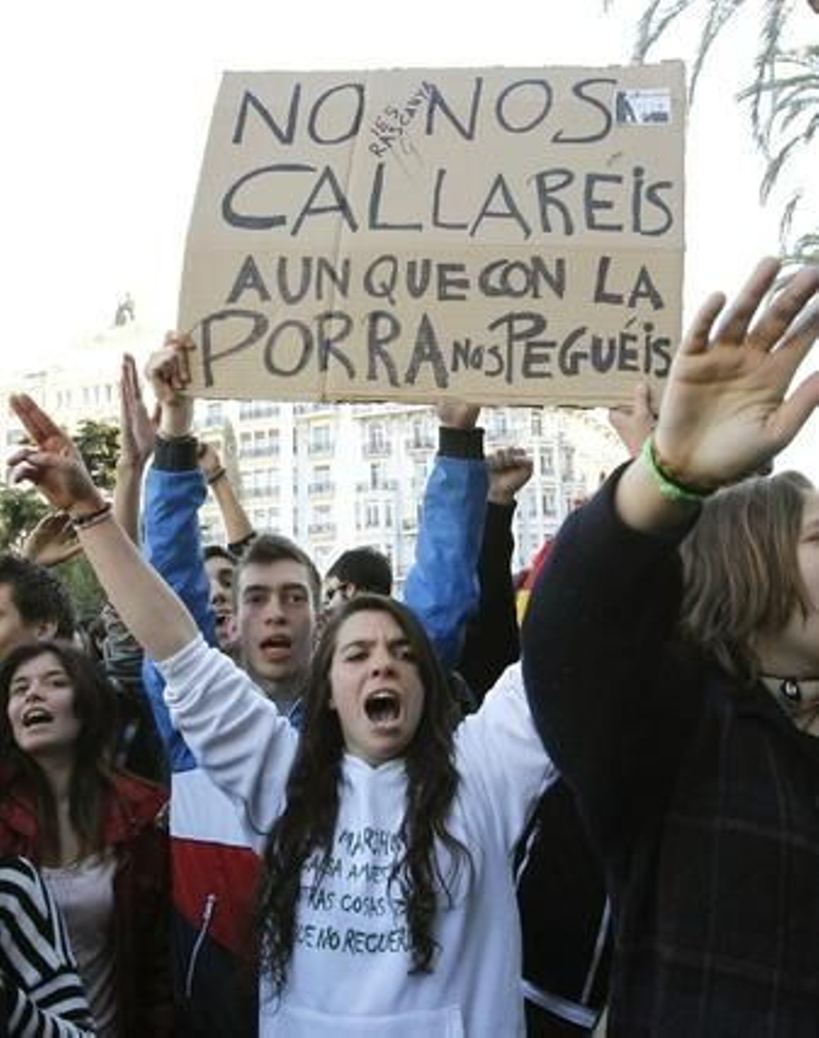 Miles de personas se manifiestan tras las duras cargas policiales.

Foto: efe/afp/reuters