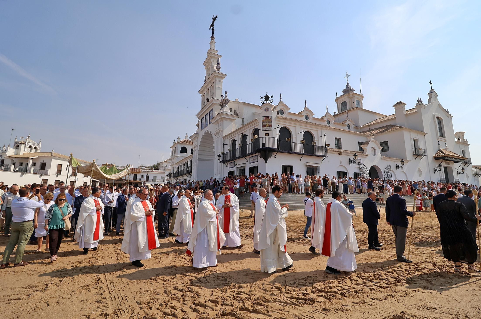 Rocío Chico 2025: Solemne Función Votiva y Procesión Eucarística, con el Santísimo bajo palio por el entorno del Santuario