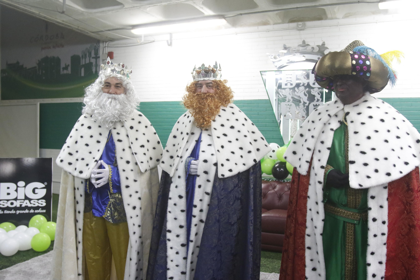 Los Reyes Magos en El Arcángel con la afición del Córdoba CF, en imágenes