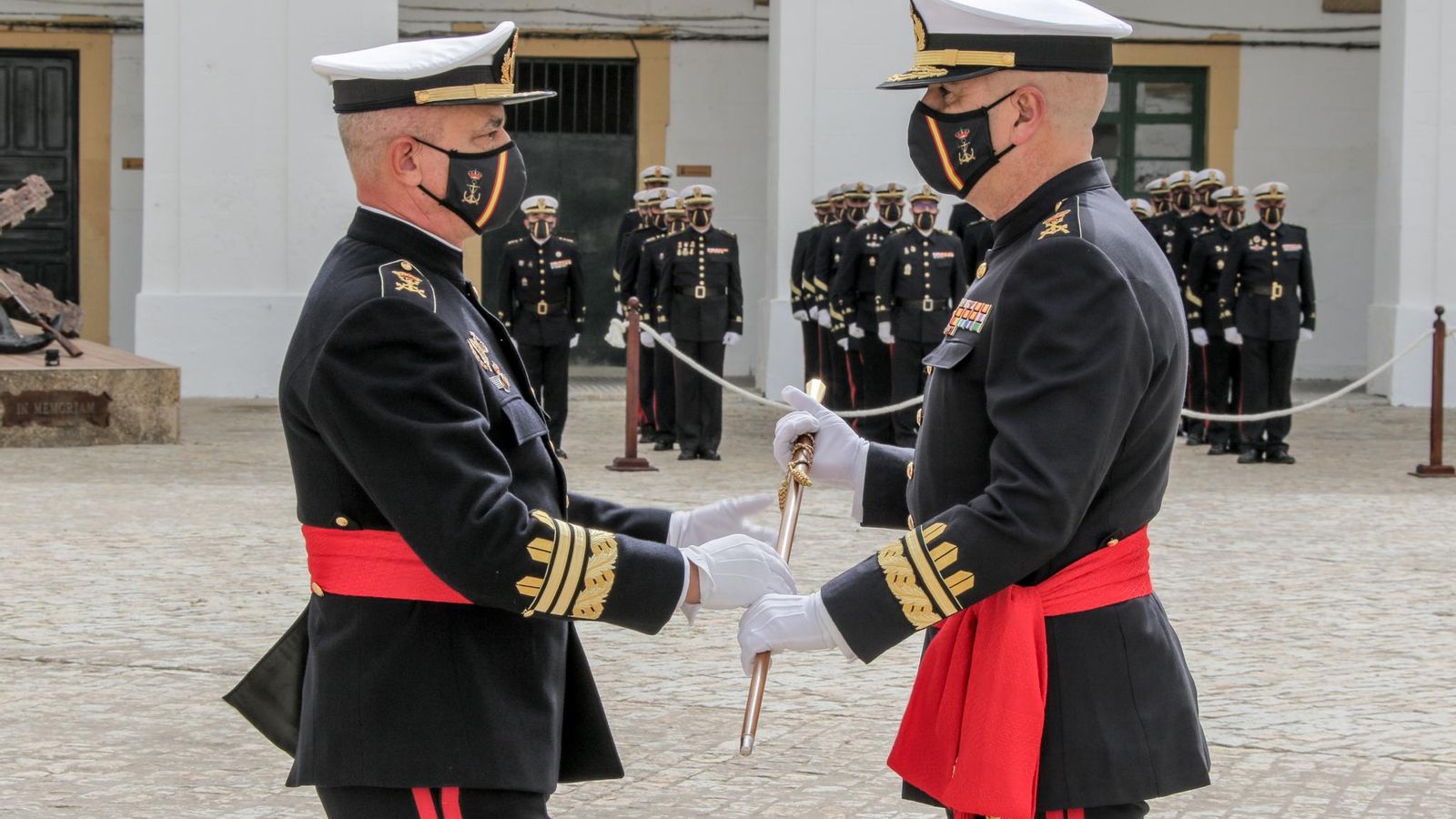 El comandante general de Infantería de Marina entrega el bastón de mando al general Souto