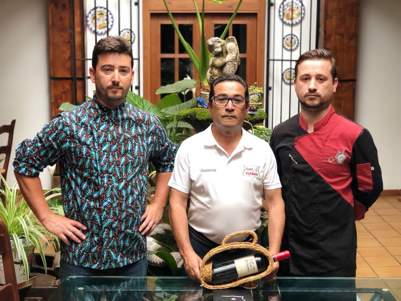 Antonio Gil, en el centro, junto a sus hijos Sandro (izquierda) y José Antonio (derecha).