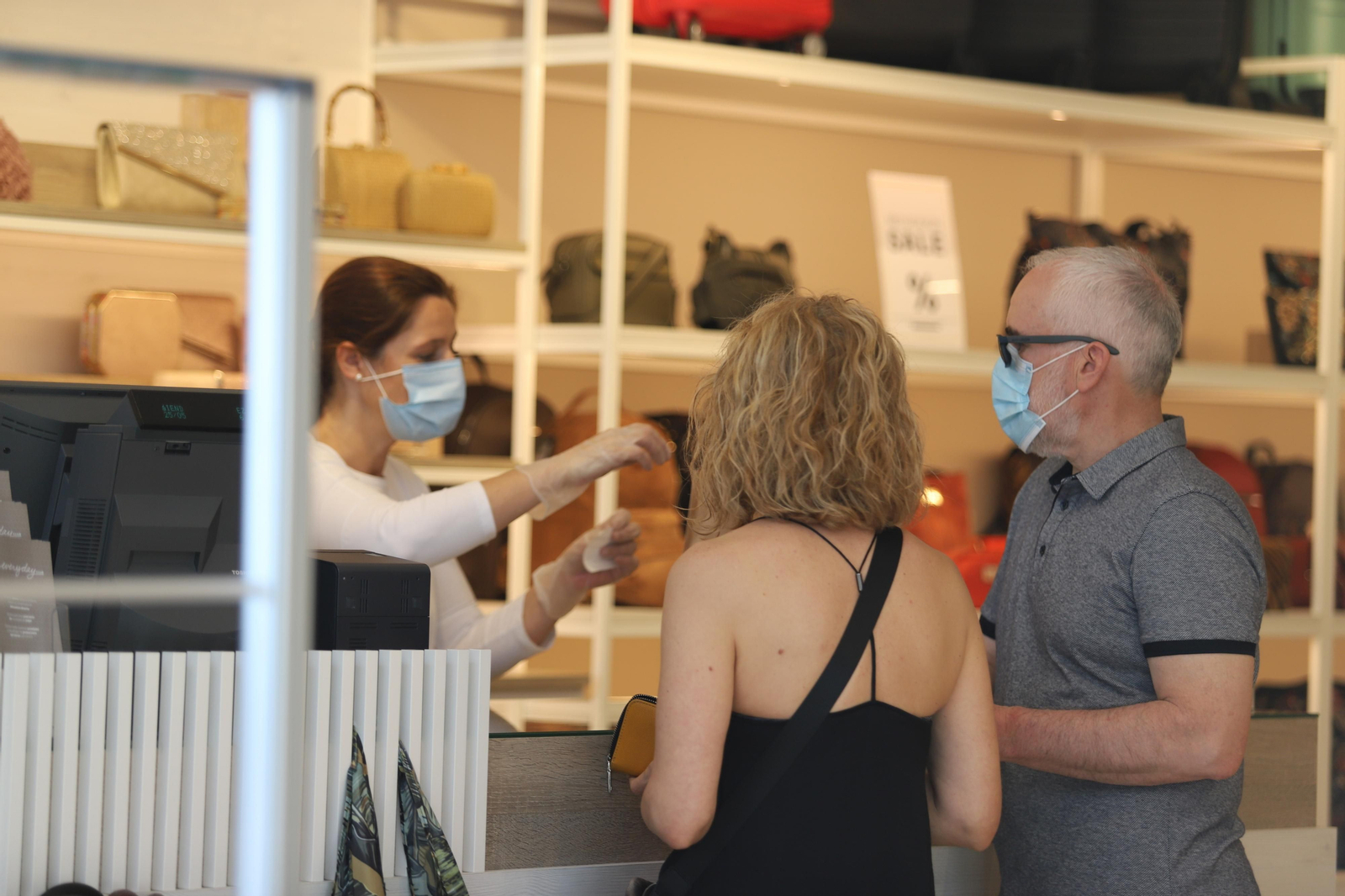 Imágenes de la apertura en la fase dos de la desescalada del centro comercial Holea en Huelva