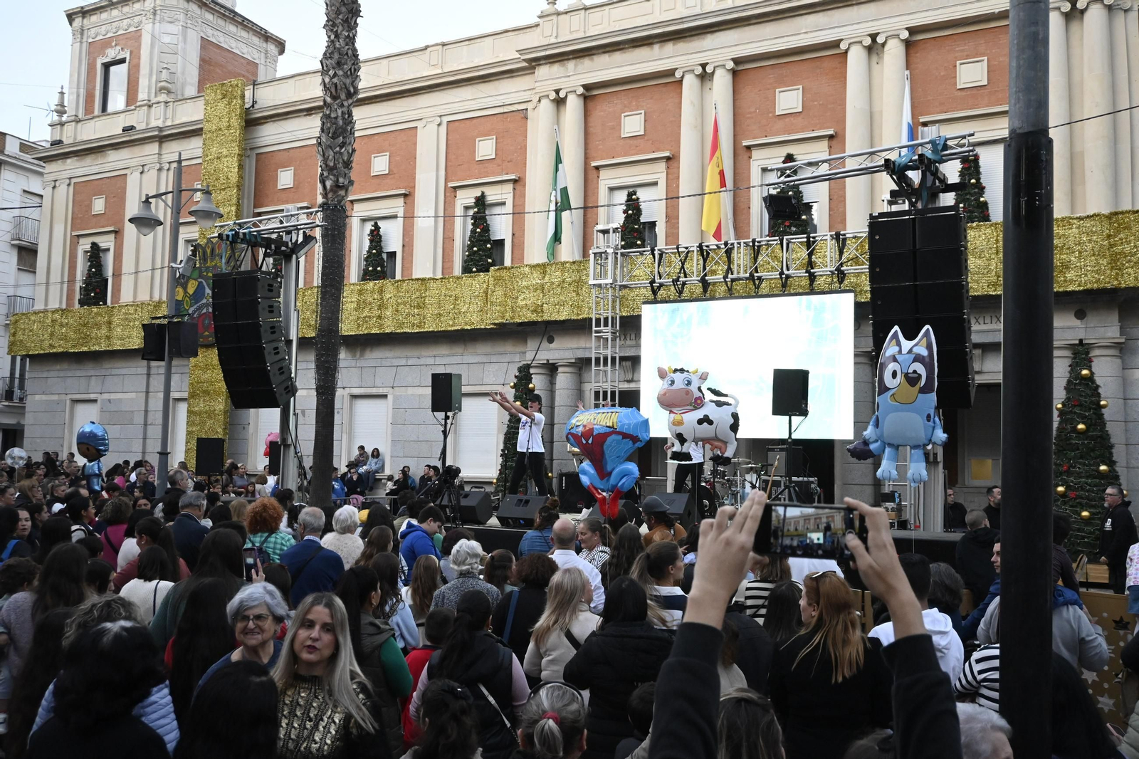 Imágenes de la nevada y alumbrado navideño en Huelva