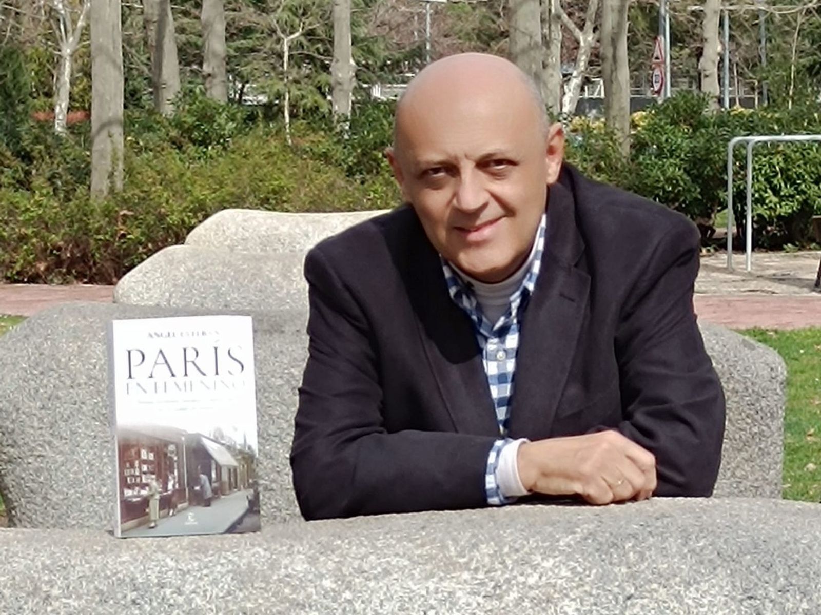 Ángel Esteban posa junto a su libro.