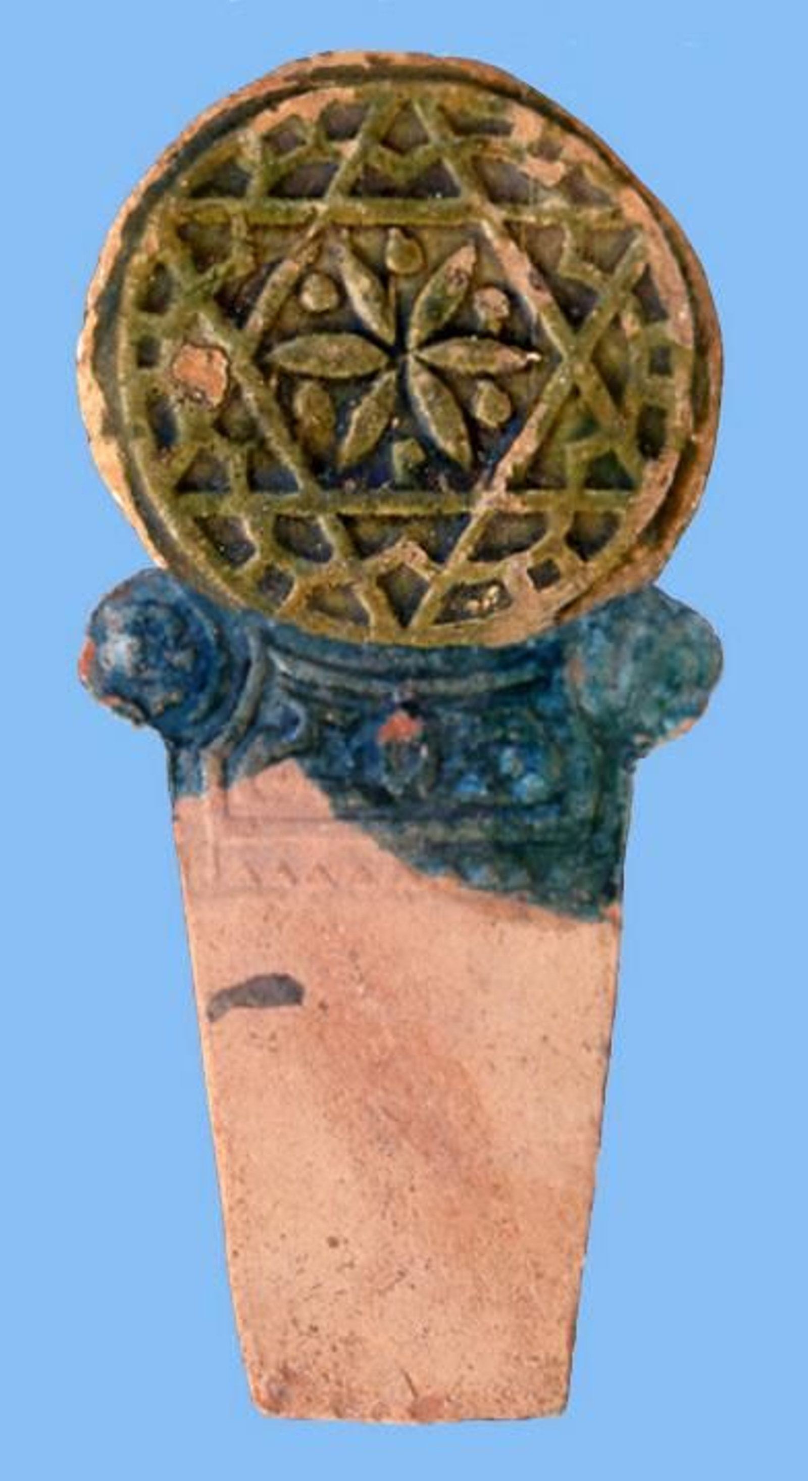 Estela funeraria de cerámica estampillada hallada en los entornos del Castillo en los años sesenta. (Sólo se conserva el disco).