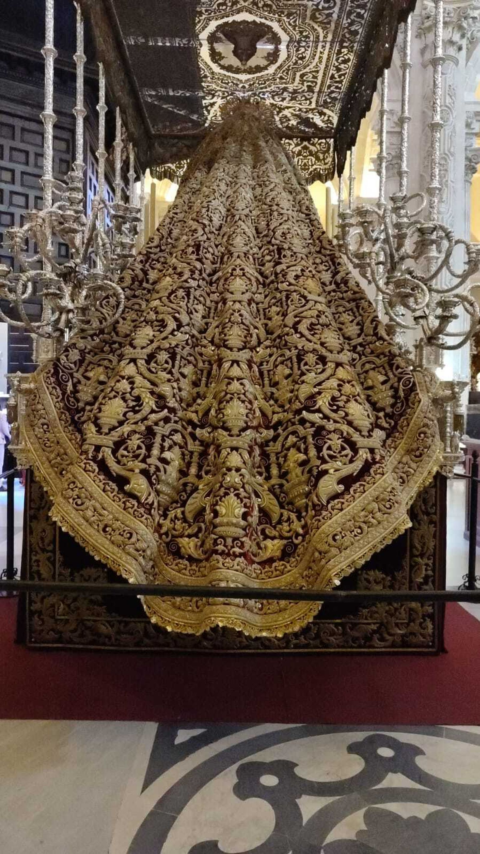 El portentoso manto de salida de la Virgen del Socorro