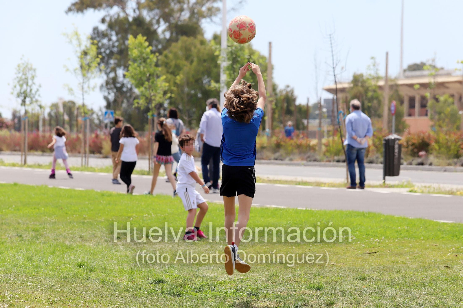 Imágenes del primer día de la salida de niños a la calle en el estado de alarma por coronavirus
