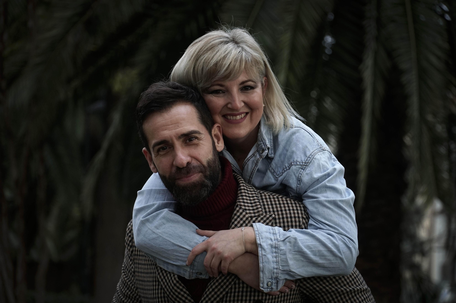 El tenor jerezano Ismael Jordi y la soprano granadina Mariola Cantarero, en las inmediaciones del Teatro de la Maestranza.