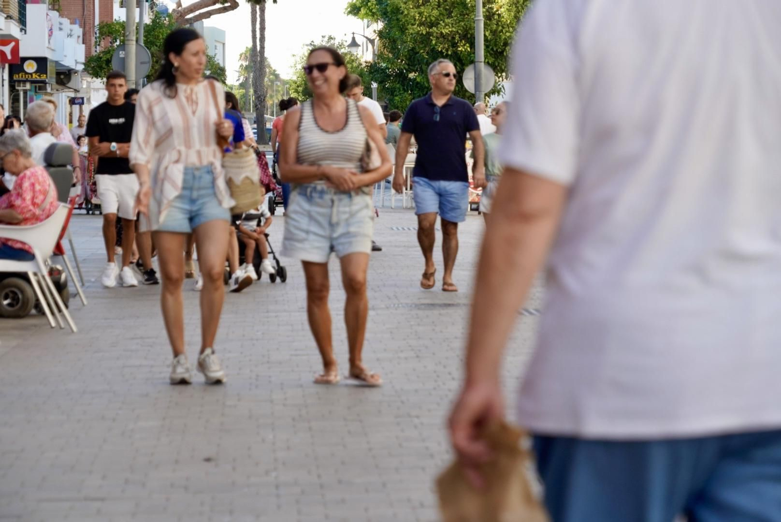 La Calle Ancha de Punta Umbría, una tarde de verano con el sol cayendo