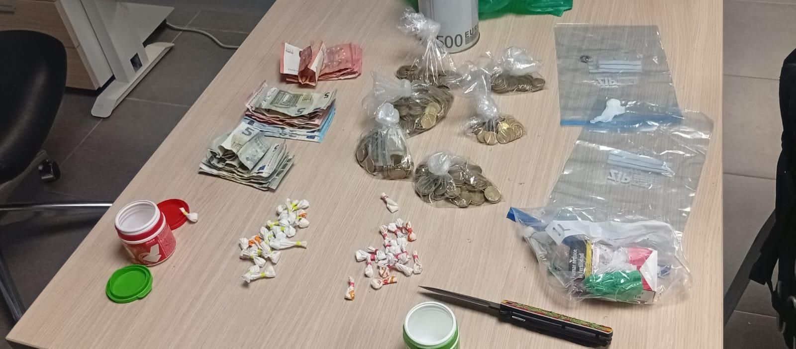 Dinero y droga incautada.