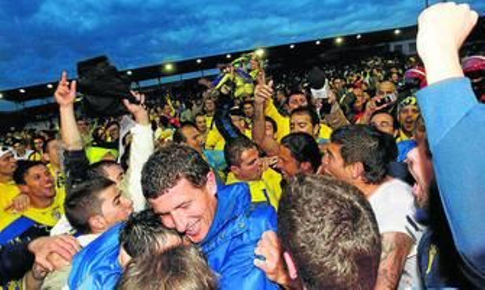 Javi Gracia, rodeado de jugadores y aficionados en el Stadium Gal de Irún tras certificarse el ascenso.