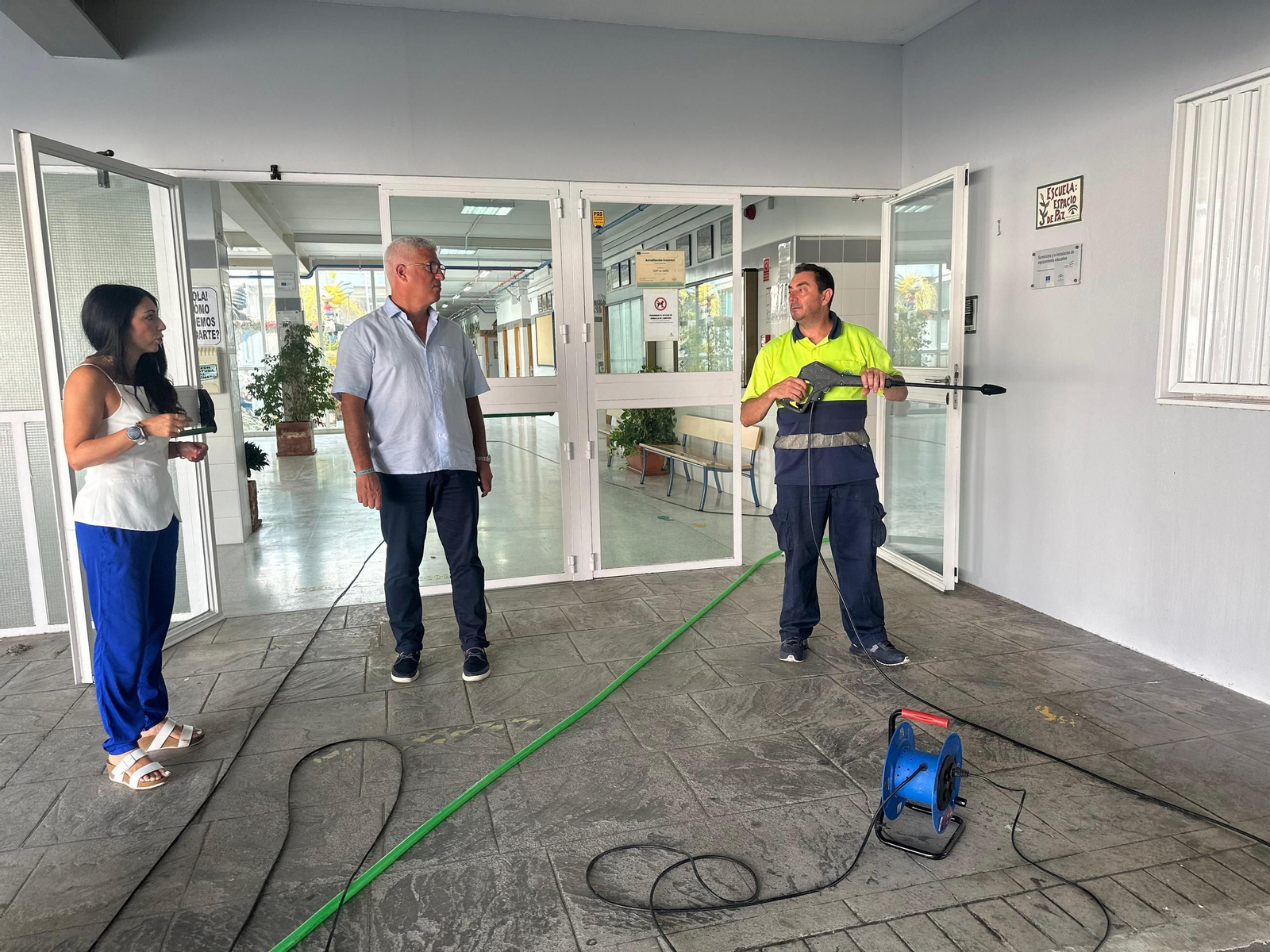 Visita del alcalde a los colegios durante los trabajos de puesta a punto.