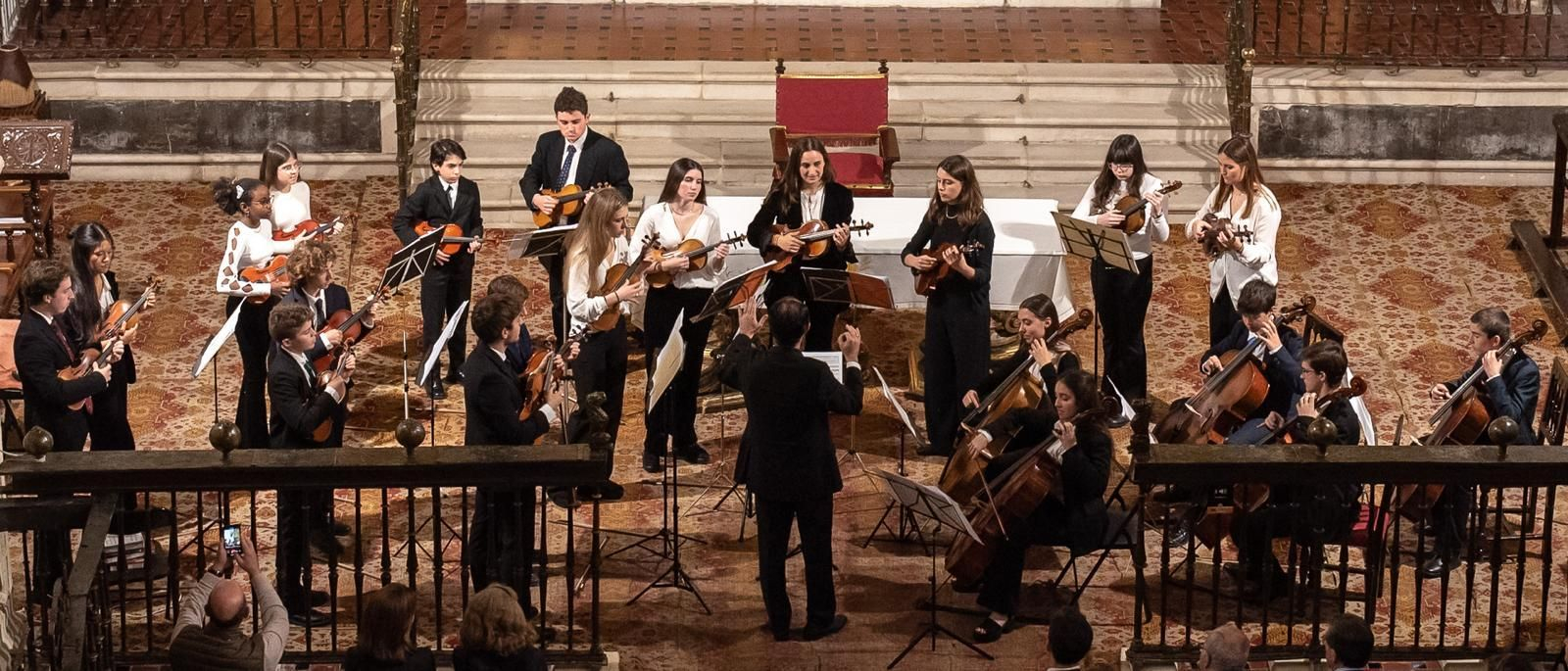 La Joven Orquesta Barroca de Sevilla, dirigida por Valentín Sánchez