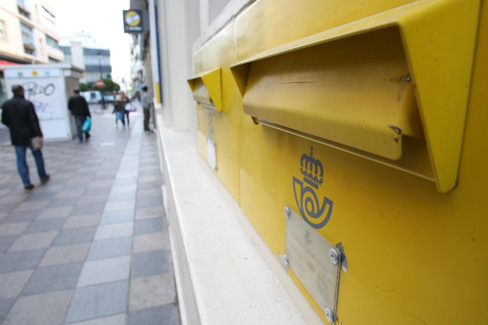 Un buzón de la oficina de Correos de la calle Radio Algeciras de Algeciras