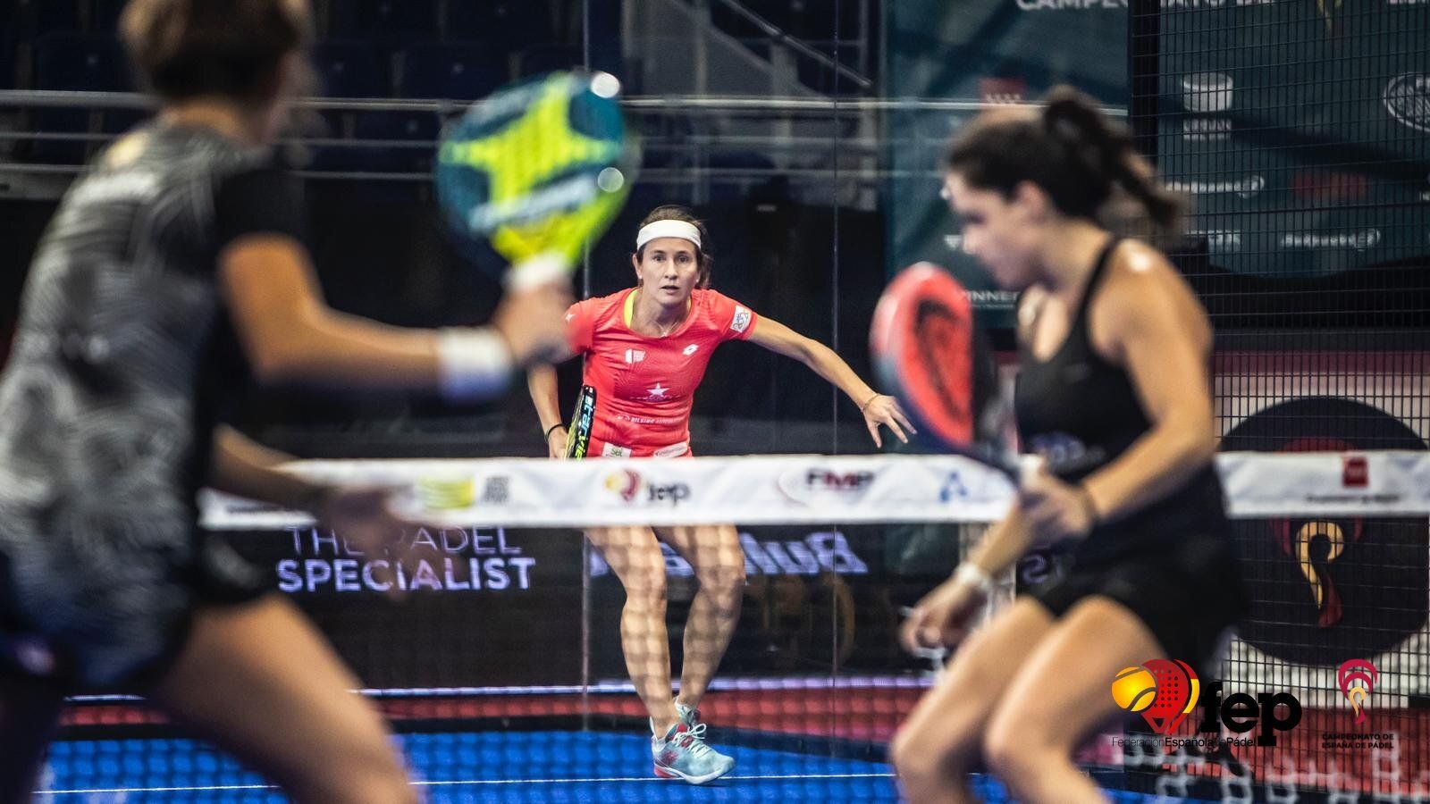 Carolina Navarro atenta a los movimientos de González y Josemaría.