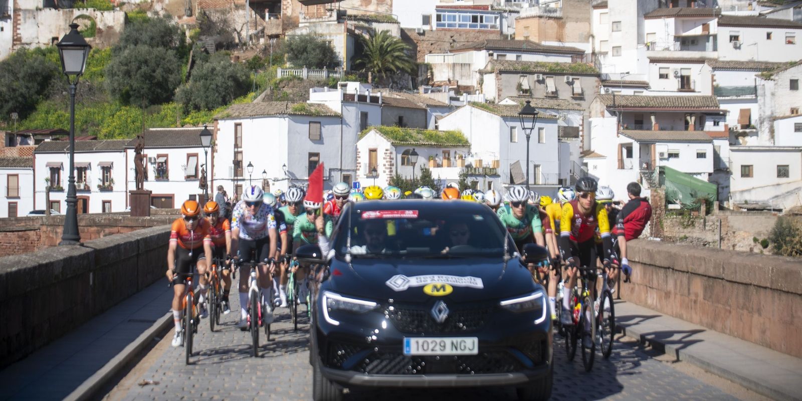 Los ciclistas abandonan Montoro en el inicio de la cuarta etapa de la Ruta del Sol Vuelta a Andalucía.