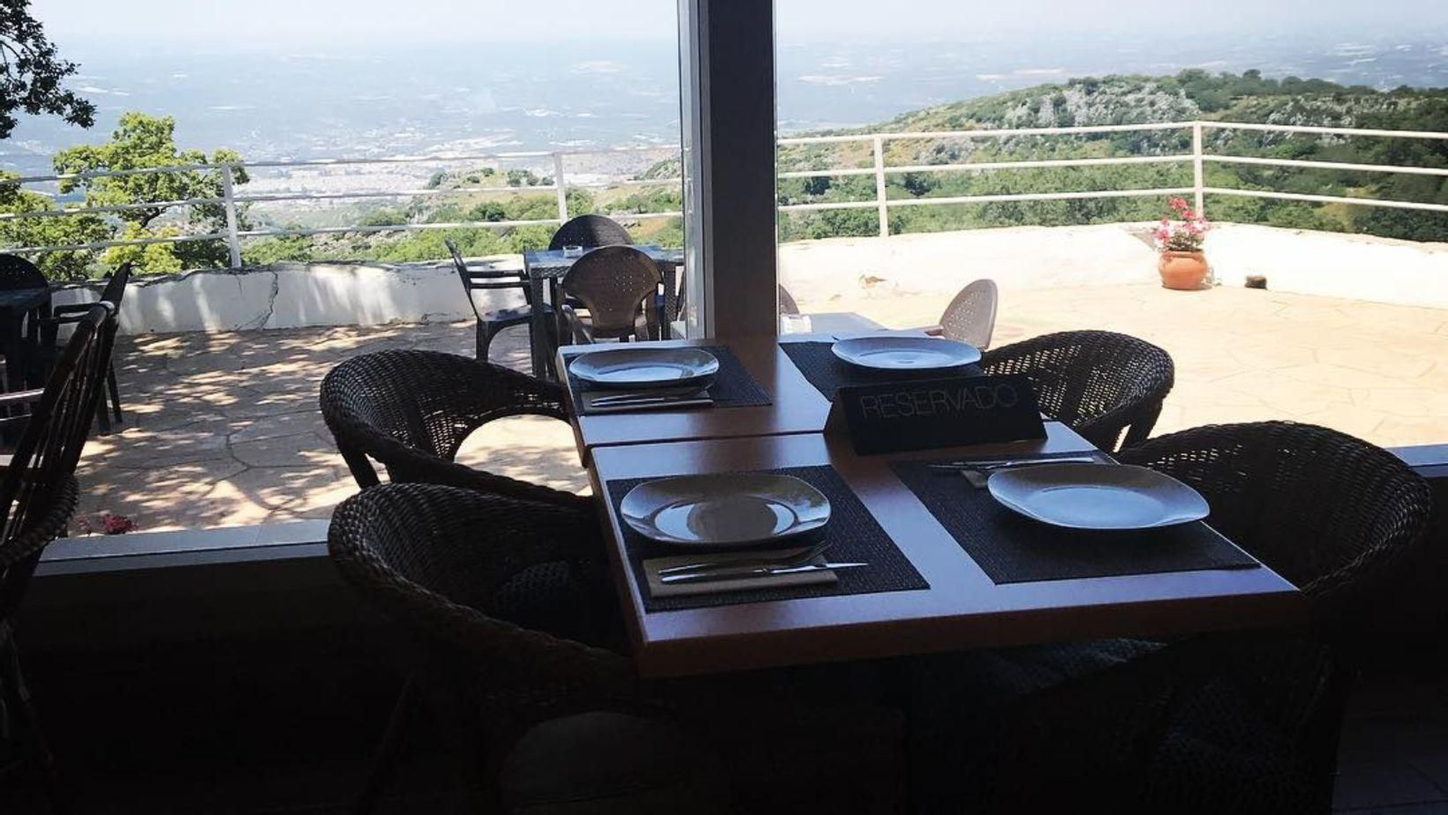 Salón de Vaquena Restaurante con vistas a la Sierra de Cabra Salón de Vaquena Restaurante con vistas a la Sierra de Cabra