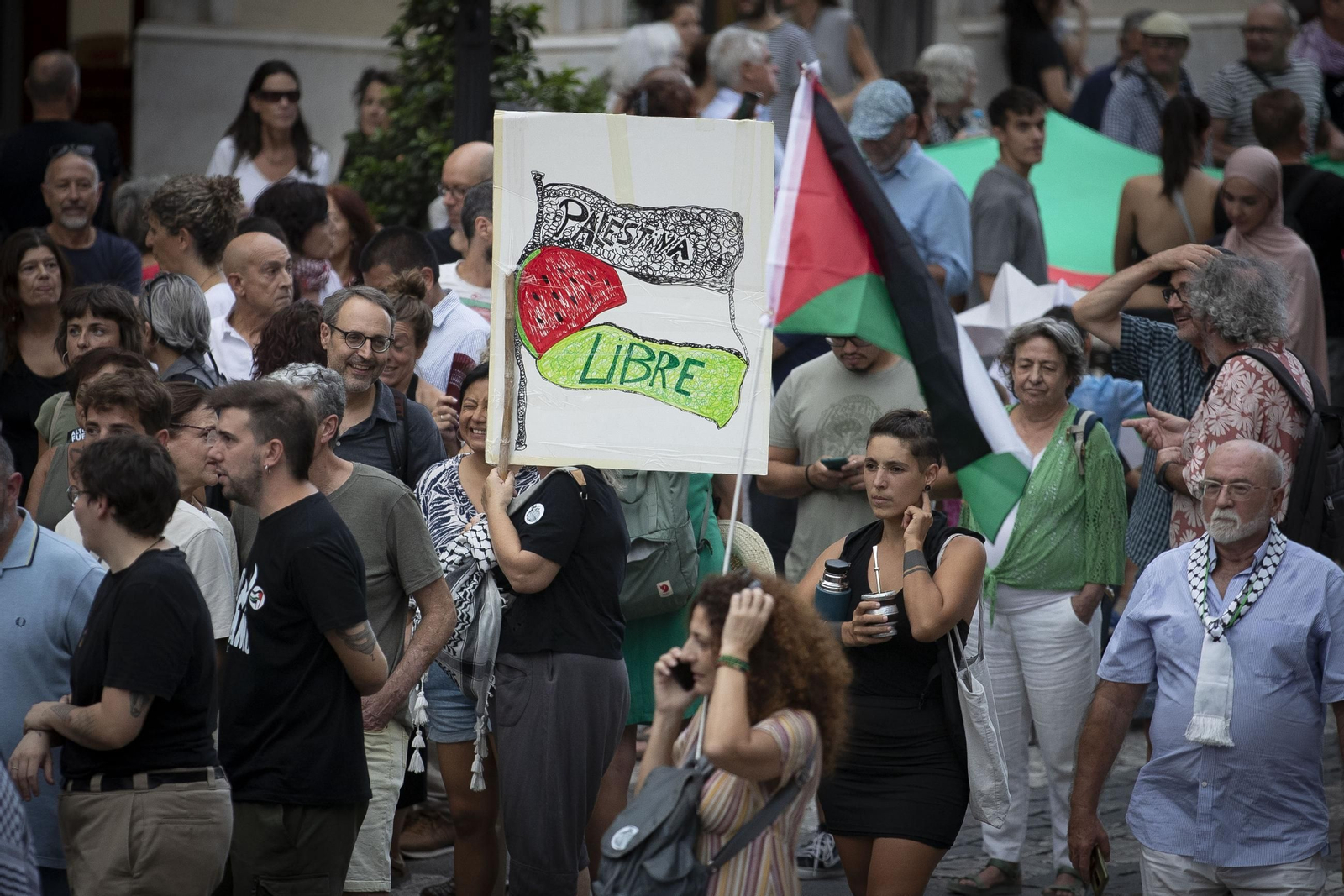 Fotos: 4.000 personas recorren el centro de Granada en una marcha contra la violencia en Gaza