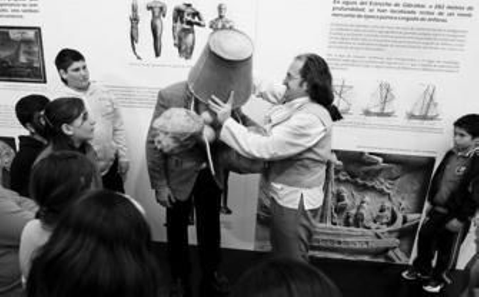 Dos actores de Animarte distraen a un grupo de sexto de Primaria del colegio Tierno Galván, de Chiclana.