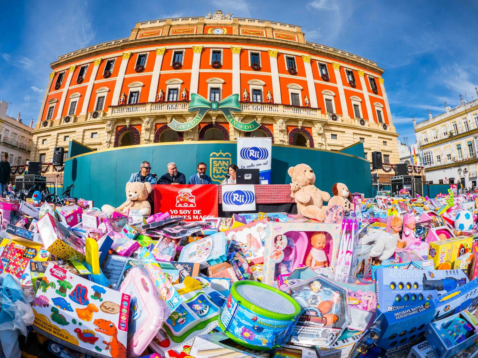 La Caravana Solidaria recoge cientos de regalos para echar una mano a los Reyes Magos en San Fernando