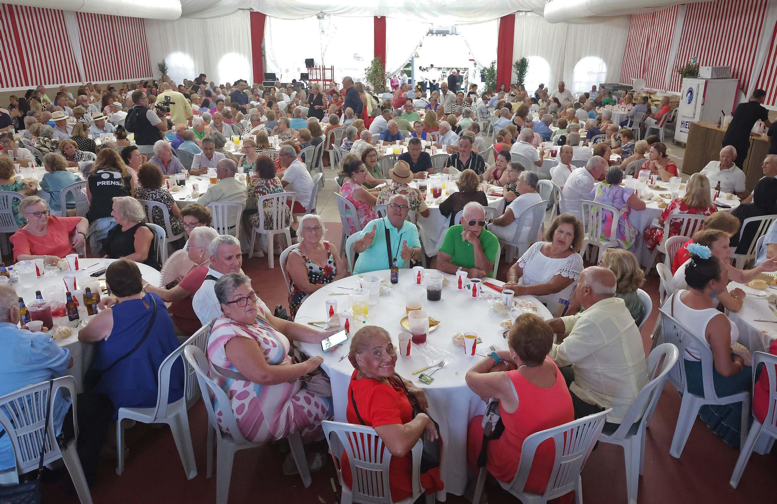 Fotos de la cena - homenaje a los mayores en la Feria de San Roque 2025